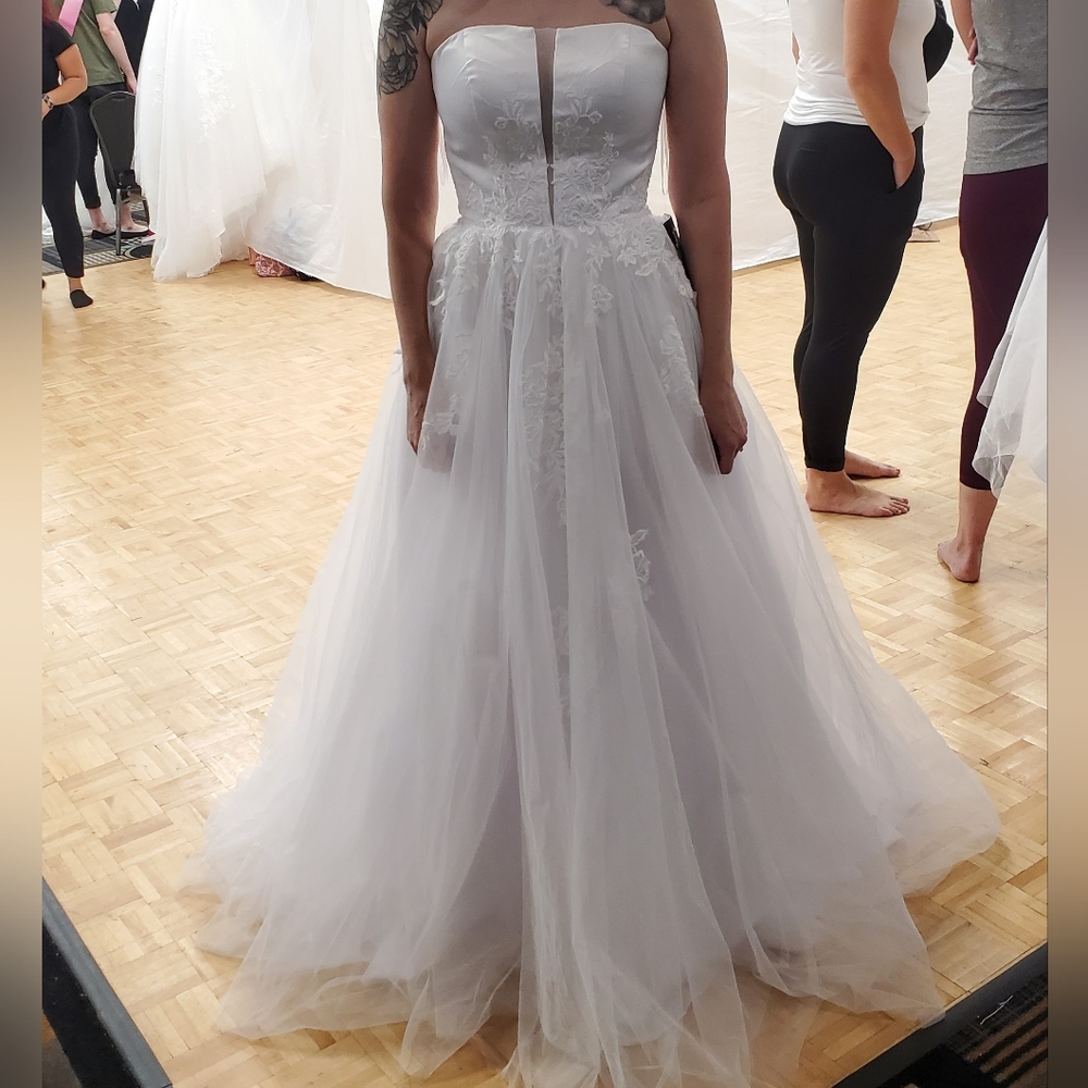 Never worn- wedding dress size 6